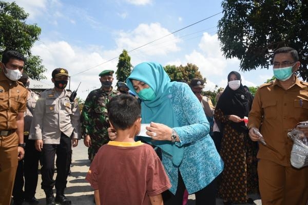 Ketua TP-PKK Sumut Bagi-bagi Masker ke Warga Tebing Tinggi